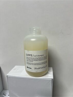 Davines LOVE / Curl Shampoo 250 ml 8.45 oz Curl Enhancing for Wavy & Curly Hair